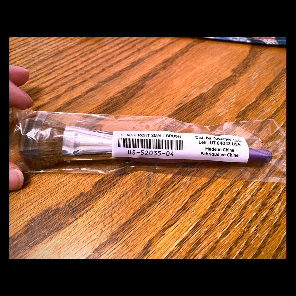 Younique Beachfront small brush